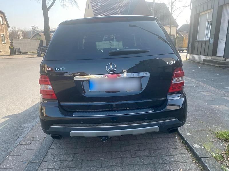 Gebraucht Mercedes ML320 224 PS (164 kW) 2006 Schwarz SUV