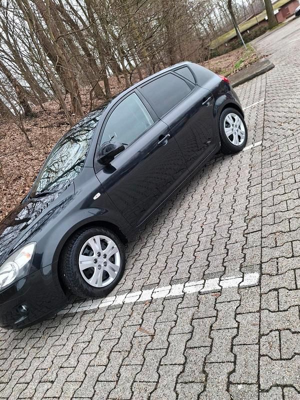Gebraucht Kia Ceed 105 PS (77 kW) 2009 Schwarz Kleinwagen