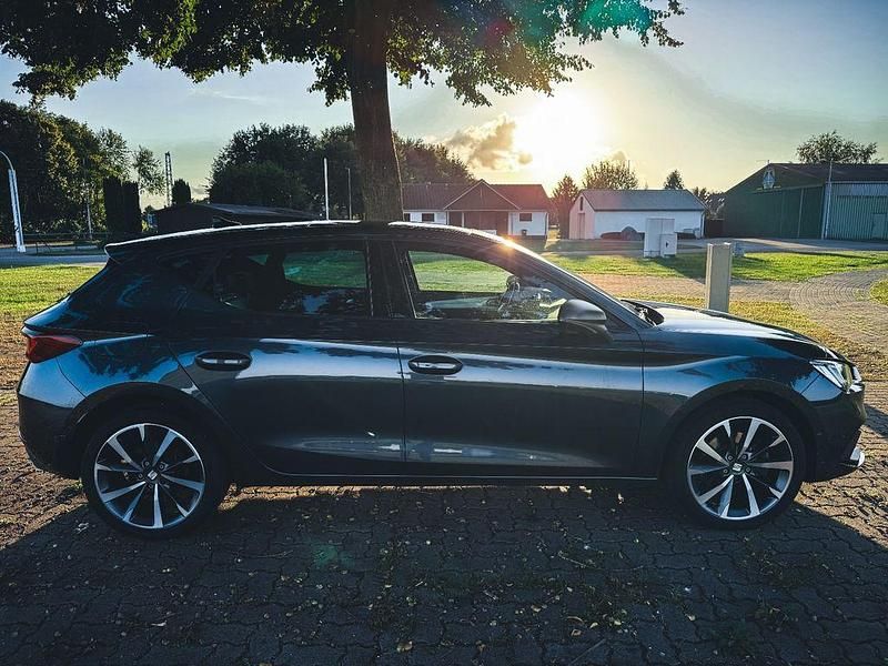 Grau Gebraucht 2021 Seat Leon FR Limousine | 20.500 € (Fairer Preis) - Bild 1/4