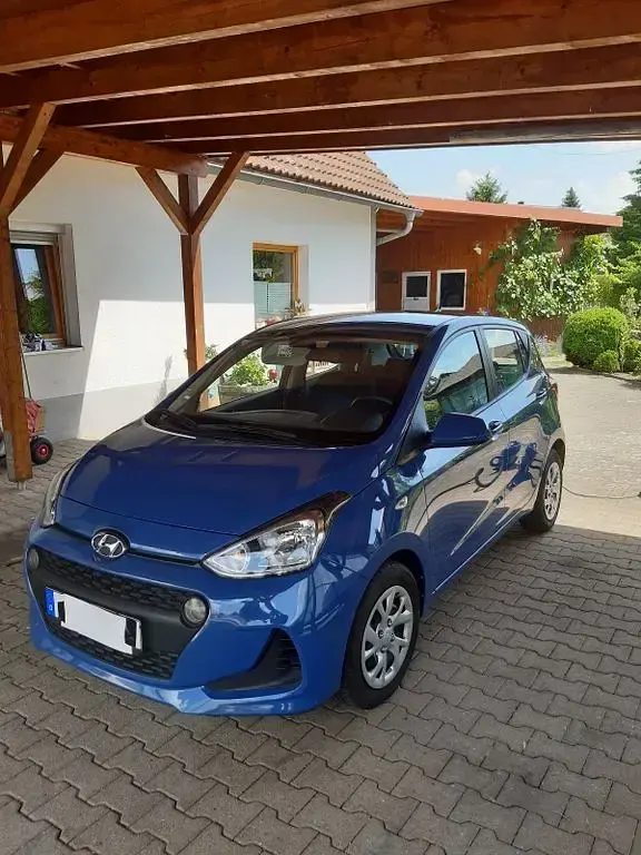 Gebraucht Hyundai i10 Life 87 PS (63 kW) 2017 Blau Kleinwagen