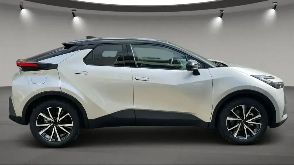 Neu Toyota C-HR 223 PS (164 kW) 2026 Silber SUV