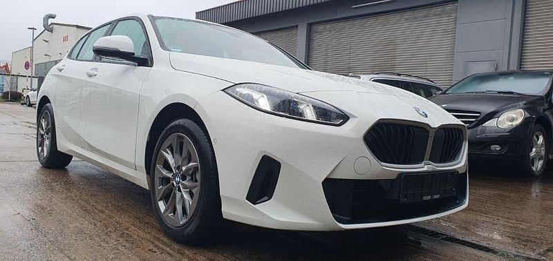 Weiß Gebraucht 2024 BMW 120 Kleinwagen | 26.399 € (Guter Preis) - Bild 1/4