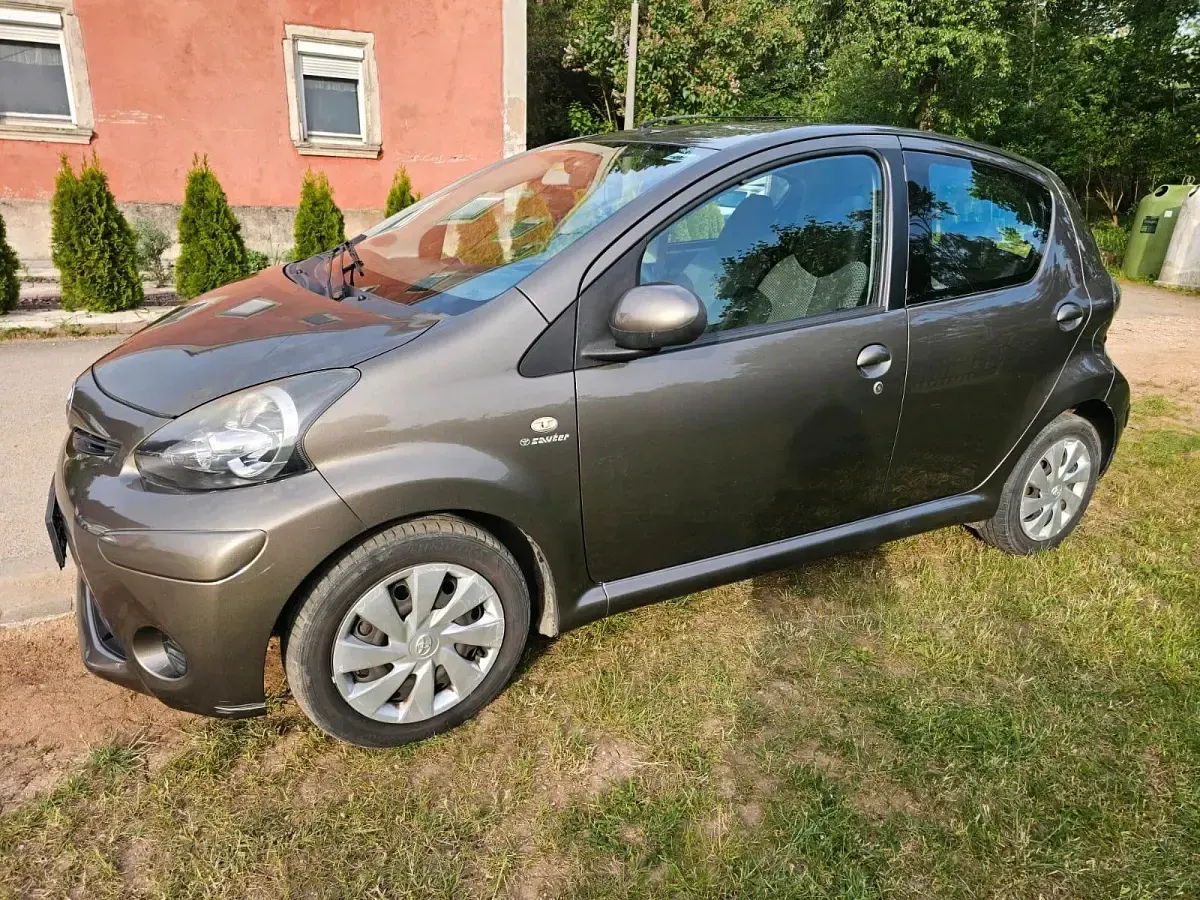 Gebraucht Toyota Aygo 68 PS (50 kW) 2012 Gold Kleinwagen