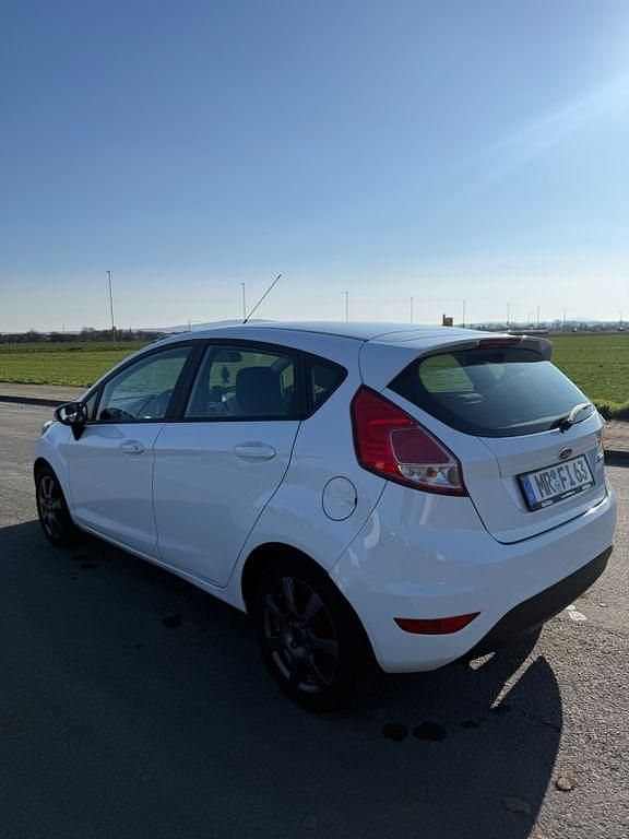 Gebraucht Ford Fiesta 95 PS (69 kW) 2013 Weiß Kleinwagen