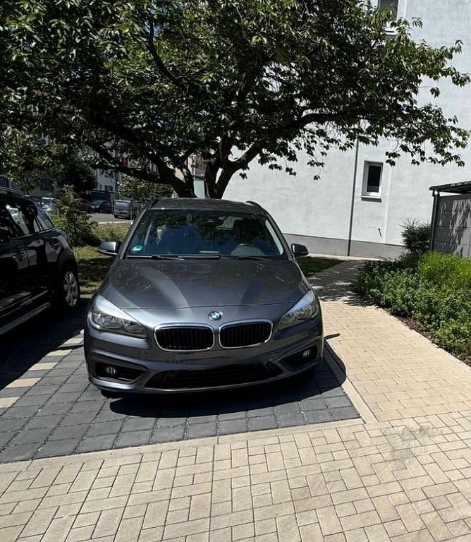 Grau Gebraucht 2015 BMW 218 Gran Tourer Advantage Van / Kleinbus | 12.000 € (Fairer Preis) - Bild 1/4
