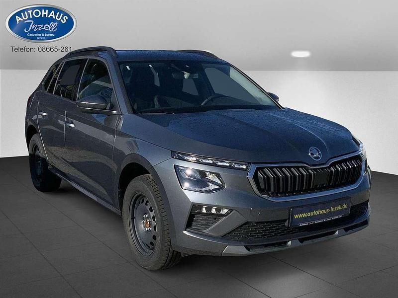 Graphitegrau metallic Neu 2025 Skoda Kamiq Selection SUV | 26.490 € (Fairer Preis) - Bild 1/4