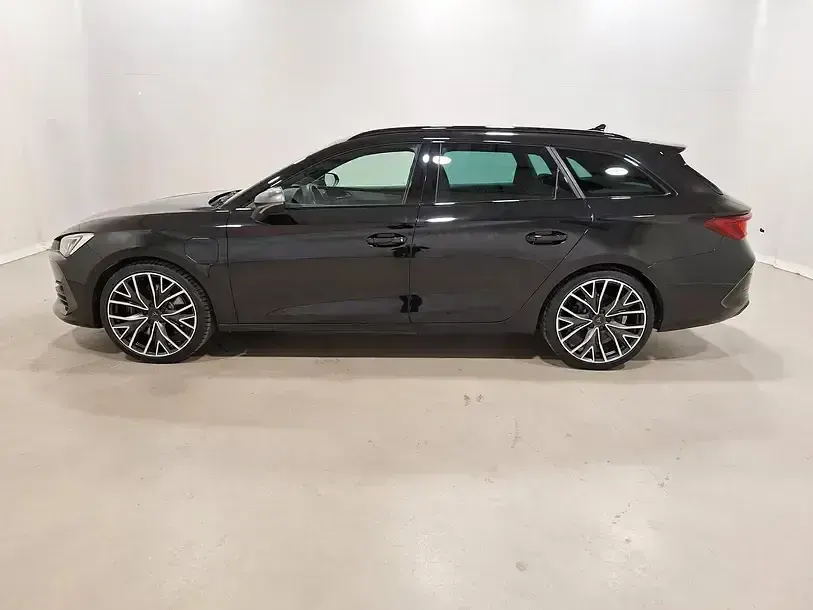 Używany Cupra Leon VZ 245 KM (180 kW) 2023 Czarny Sedan/Limuzyna