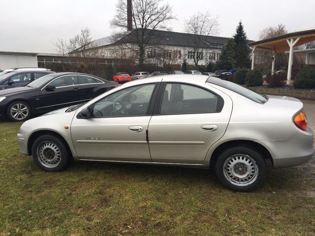 Second-hand Chrysler Neon 181 CP (133 kW) 2000 Argintiu Berlinǎ