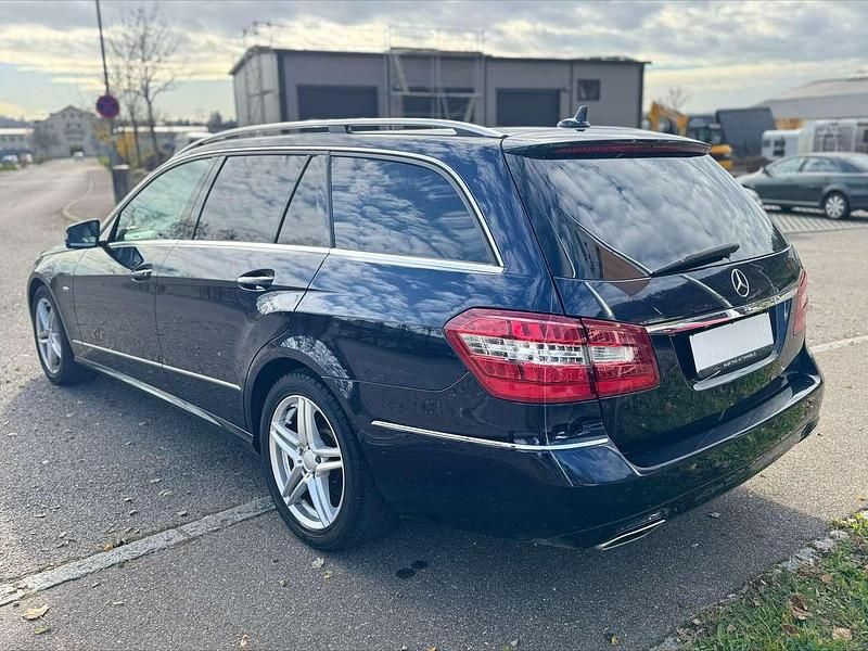 Gebraucht Mercedes E250 204 PS (150 kW) 2012 Cavansitblau  metalliclack Kombi