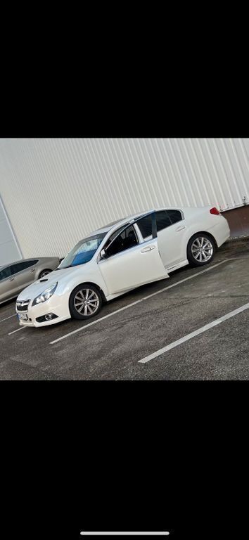Weiß Gebraucht 2012 Subaru Legacy Active Limousine | 7.200 € - Bild 1/4