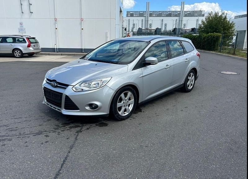Silber Gebraucht 2012 Ford Focus Kombi | 2.200 € (Superpreis) - Bild 1/4