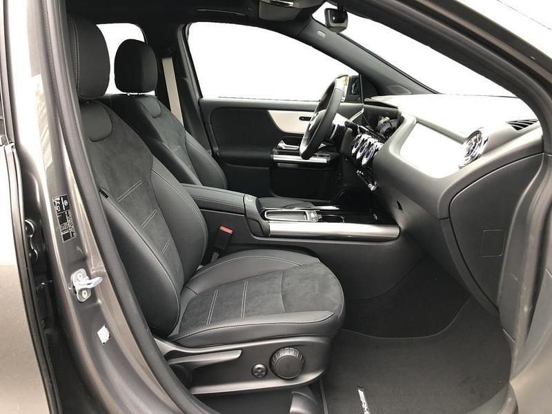 Gebraucht Mercedes GLA200 AMG 163 PS (119 kW) 2025 Metalliclack mountaingrau SUV