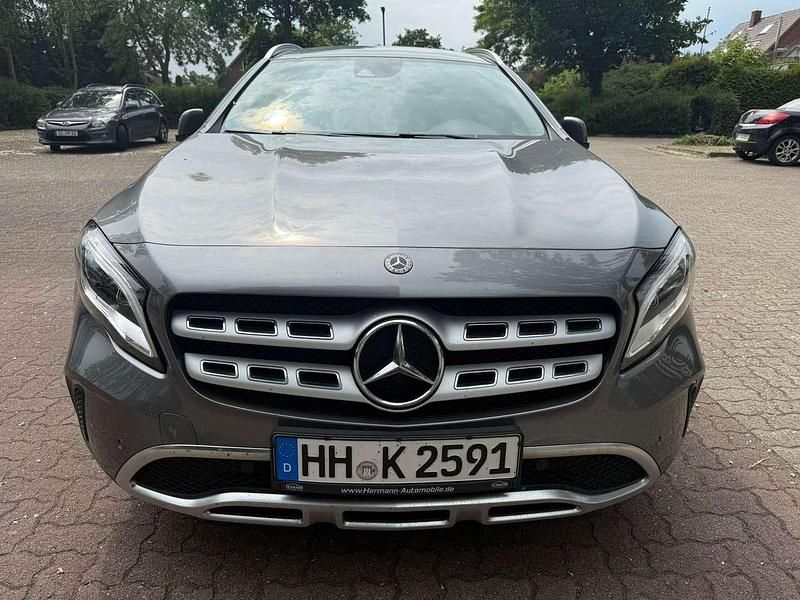 Gebraucht Mercedes GLA200 156 PS (114 kW) 2018 Mountaingrau  met. SUV