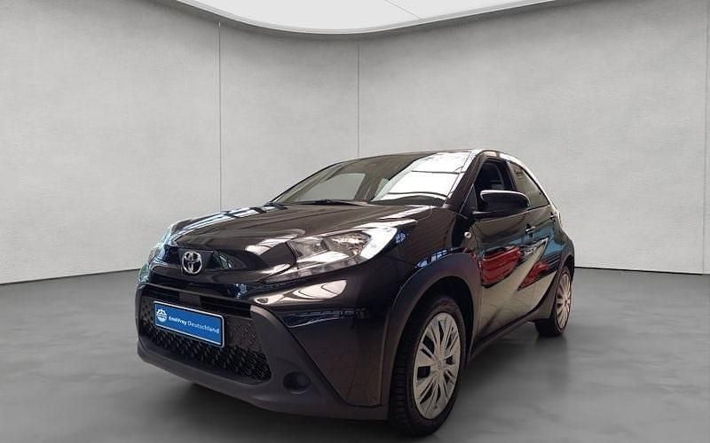 Mysticschwarz mica metallic Gebraucht 2023 Toyota Aygo X-play Kleinwagen | 15.450 € (Guter Preis) - Bild 1/4