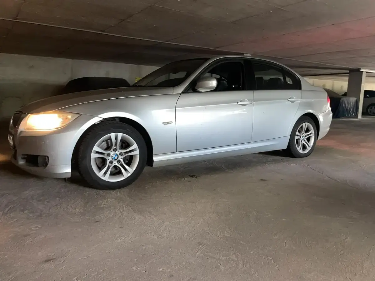 Second-hand BMW 320 170 CP (125 kW) 2008 Argintiu Berlinǎ