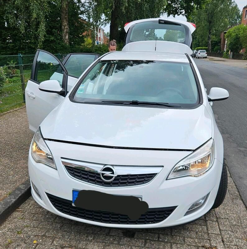 Weiß Gebraucht 2011 Opel Astra Design Edition Limousine | 3.000 € (Guter Preis) - Bild 1/4