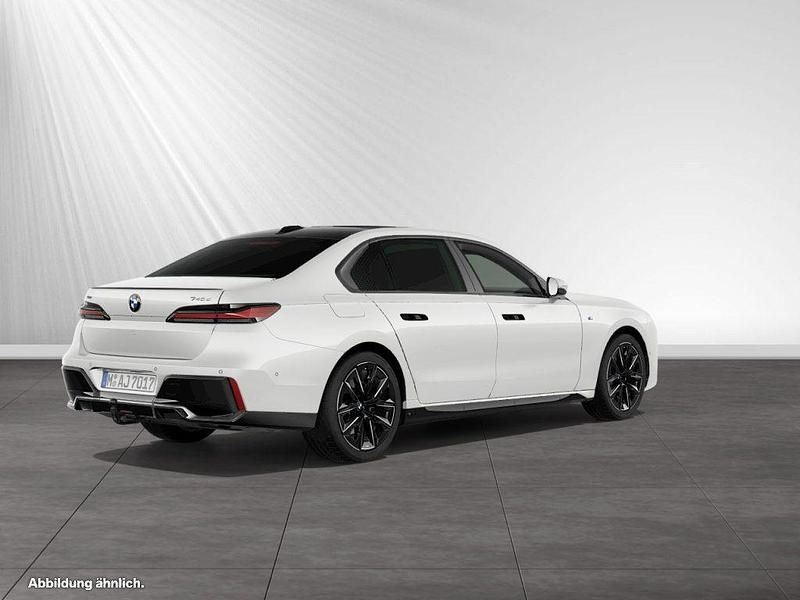 Gebraucht BMW 740 M Sport 299 PS (219 kW) 2023 Mineralweiss metallic Limousine