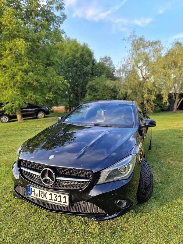 Schwarz Gebraucht 2015 Mercedes CLA220 Limousine | 16.800 € (Etwas zu teuer) - Bild 1/4