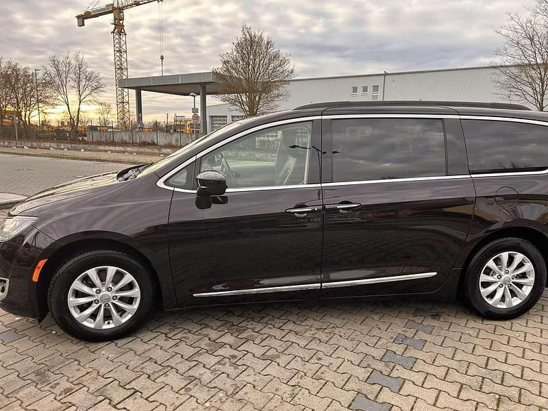 Gebraucht Chrysler Pacifica Touring 300 PS (220 kW) 2017 Violet Kombi