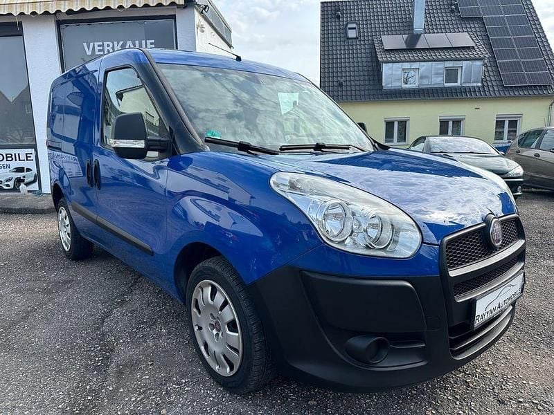 Gebraucht Fiat Doblò Basis 90 PS (66 kW) 2012 Blau Van / Kleinbus