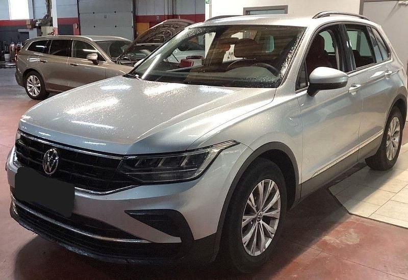 Silber Gebraucht 2021 VW Tiguan Life SUV | 23.999 € (Guter Preis) - Bild 1/3