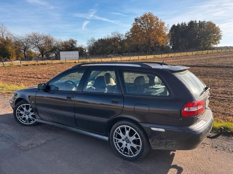 Schwarz Gebraucht 2003 Volvo V40 Kombi | 800 € (Guter Preis) - Bild 1/4