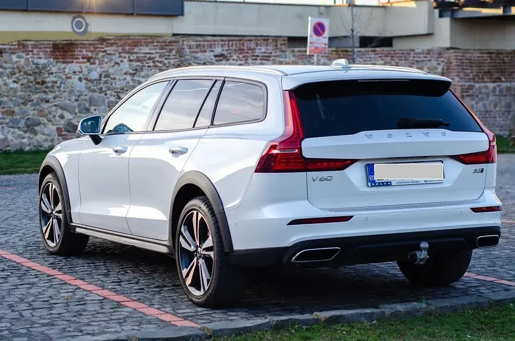 Gebraucht Volvo V60 CC Pro 250 PS (183 kW) 2021 Weiß Kombi