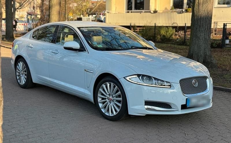 Weiß Gebraucht 2015 Jaguar XF Limousine | 11.990 € (Guter Preis) - Bild 1/4