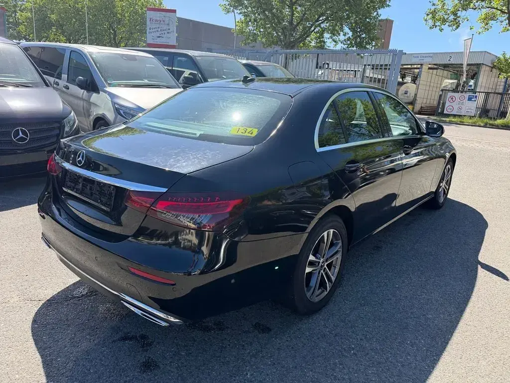 Usado Mercedes E200 160 CV (117 kW) 2022 Negro Berlina