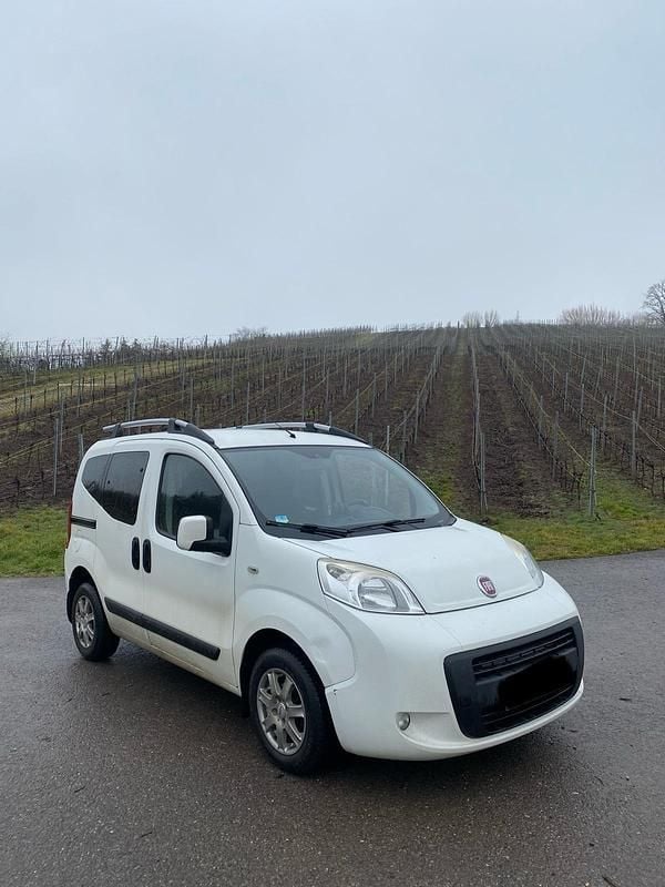 Weiß Gebraucht 2011 Fiat Qubo Trekking Van / Kleinbus | 2.499 € (Fairer Preis) - Bild 1/4