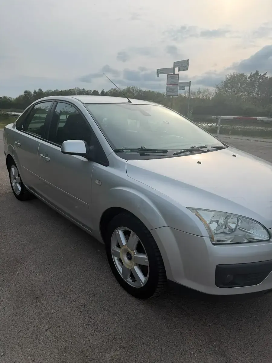 Usata Ford Focus Ghia 145 CV (106 kW) 2015 Grigio Berlina