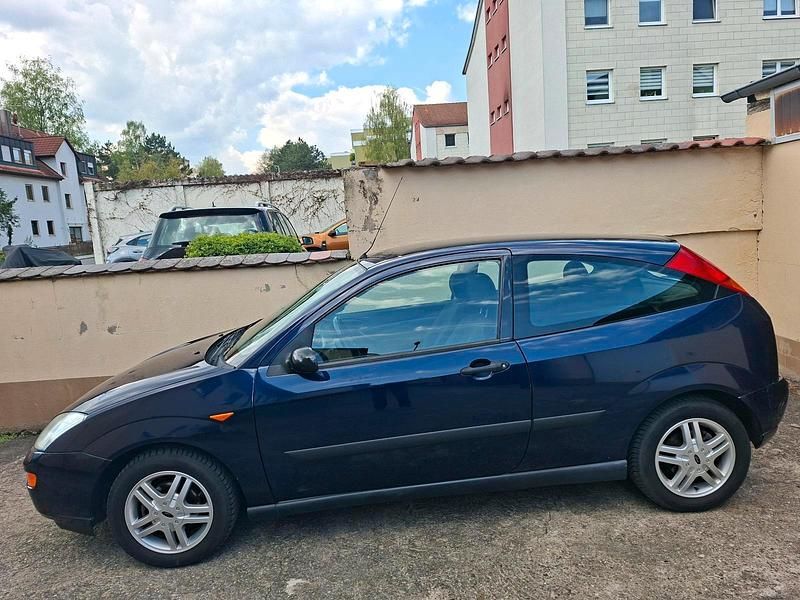 Usado Ford Focus 101 HP (74 kW) 2000 Azul Sedan