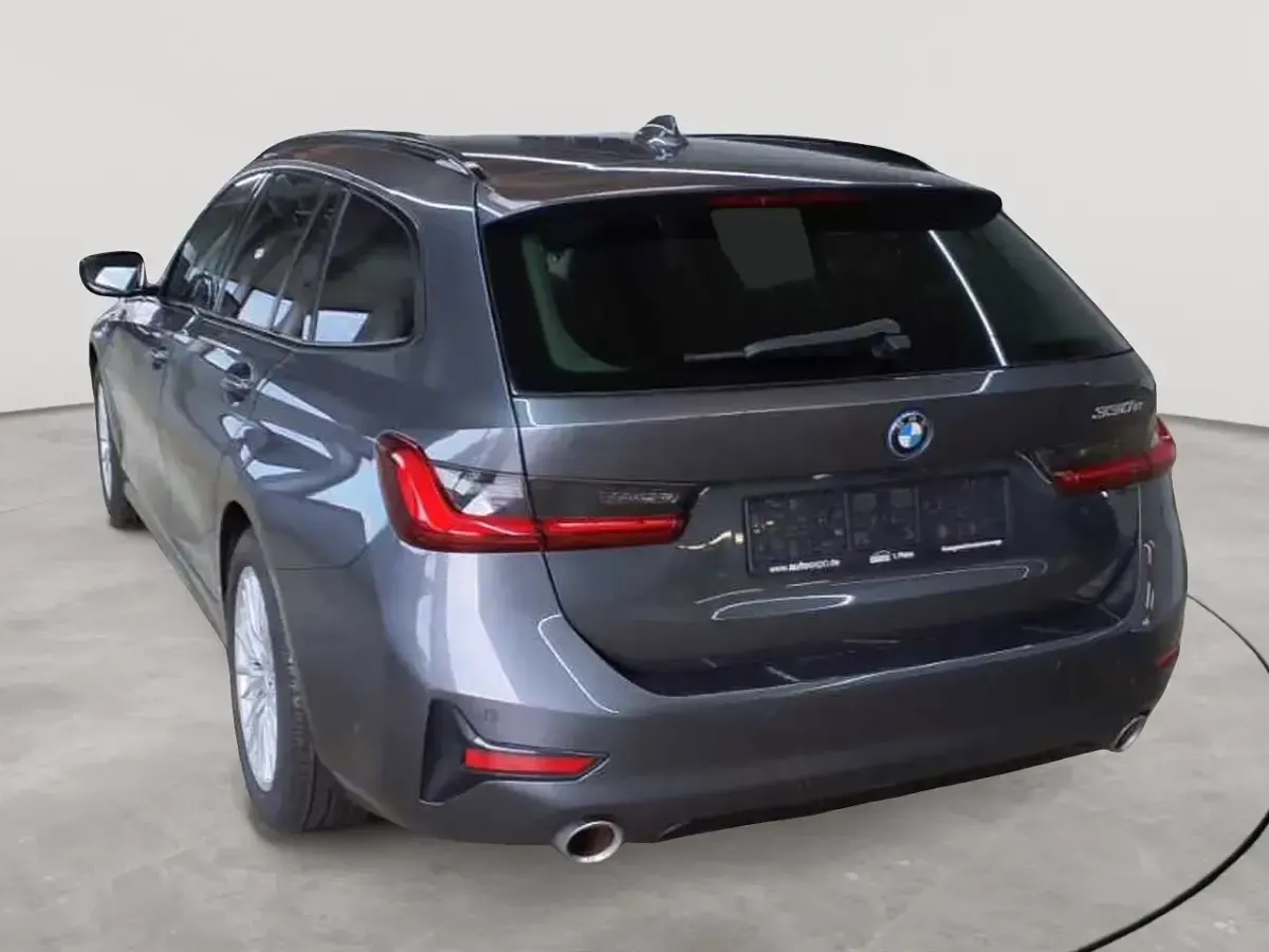 Gebraucht BMW 330 Sport Line 184 PS (135 kW) 2022 Mineralgrau metallic Kombi
