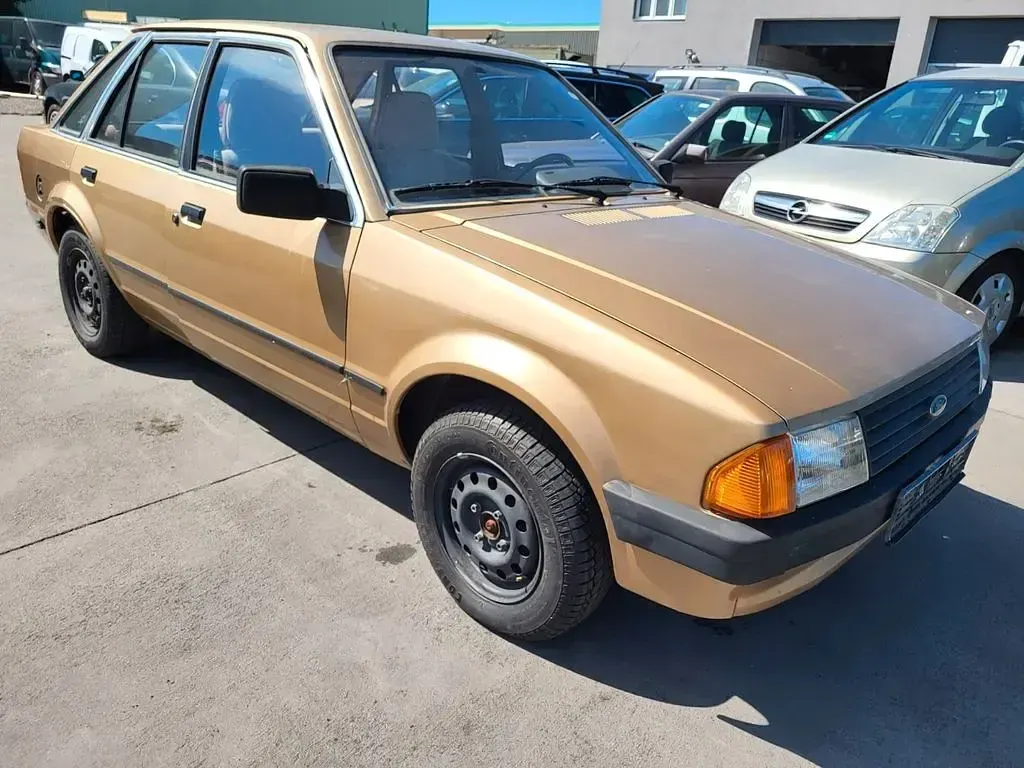 Second-hand Ford Escort 54 CP (39 kW) 1982 Auriu Berlinǎ