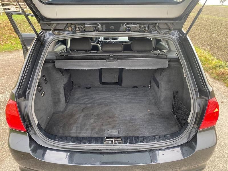 Gebraucht BMW 320 163 PS (119 kW) 2010 Schwarz Kombi