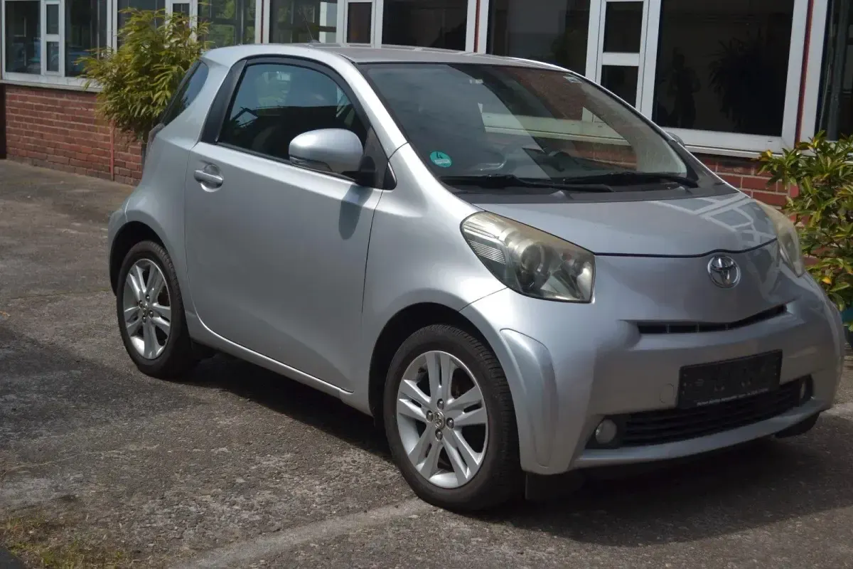 Gebraucht Toyota iQ 98 PS (72 kW) 2010 Silber Kleinwagen