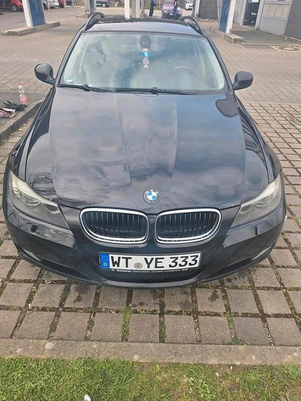 Gebraucht BMW 320 177 PS (130 kW) 2009 Schwarz Limousine