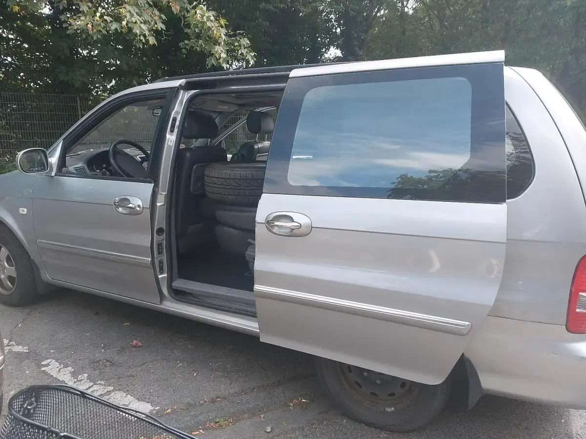 Gebraucht Kia Carnival 144 PS (105 kW) 2003 Silber Van / Kleinbus