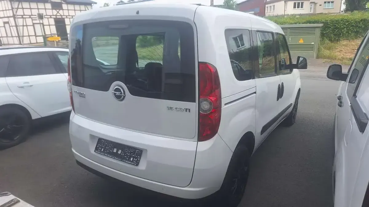Gebraucht Opel Combo Edition 105 PS (77 kW) 2013 Polarweiss Van / Kleinbus