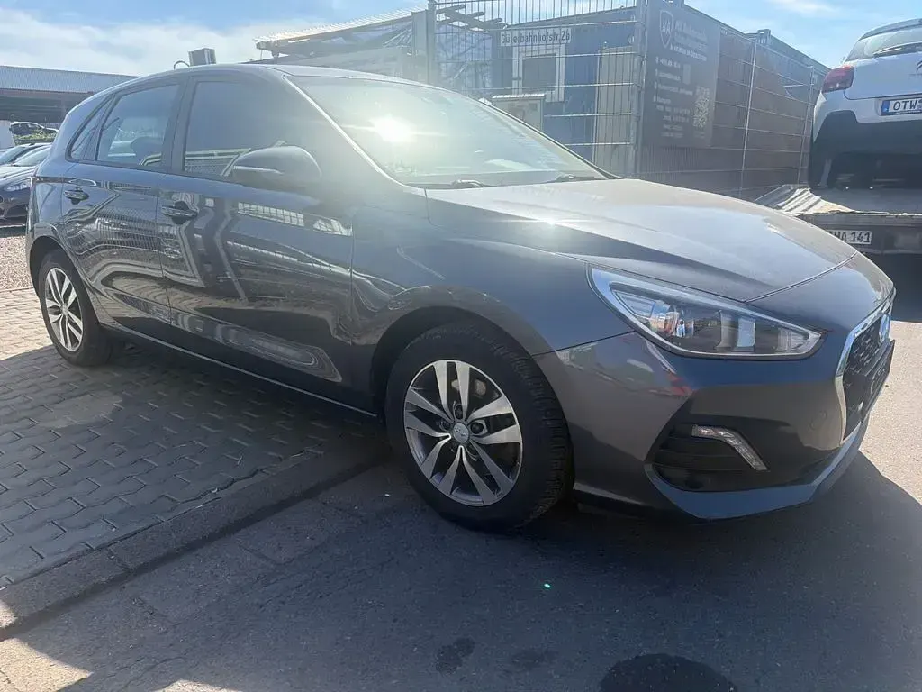 Gebraucht Hyundai i30 Trend 120 PS (88 kW) 2019 Grau Limousine