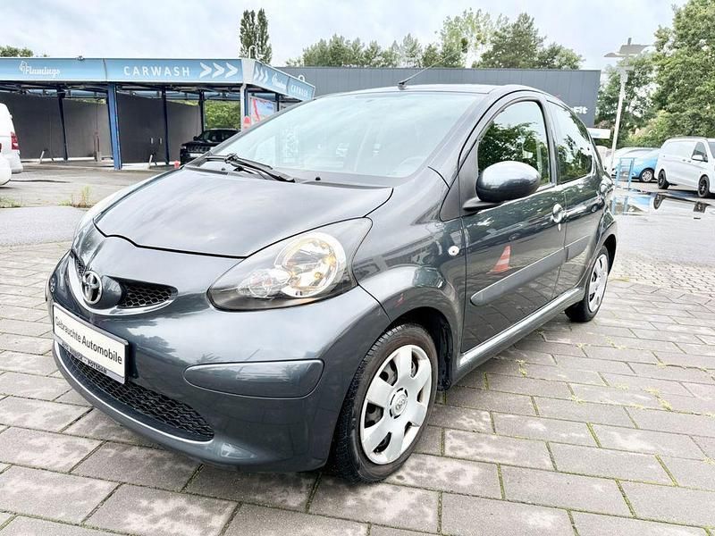 Grau Gebraucht 2008 Toyota Aygo Cool Kleinwagen | 3.499 € (Fairer Preis) - Bild 1/4