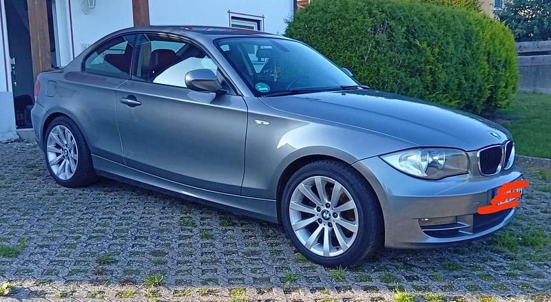 Grau Gebraucht 2010 BMW 120 Coupé Coupé | 4.260 € (Fairer Preis) - Bild 1/4