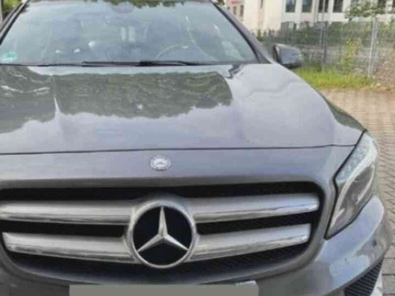 Grau Gebraucht 2015 Mercedes GLA200 SUV | 9.500 € - Bild 1/4