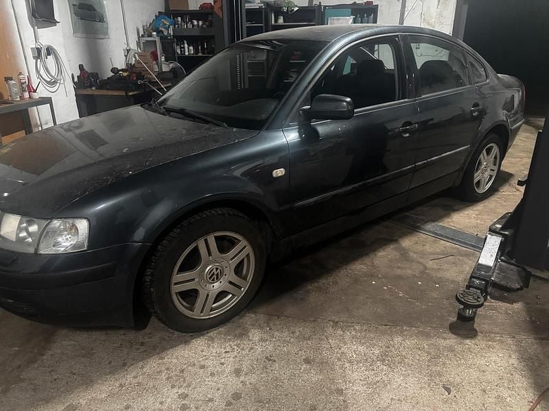 Grau Gebraucht 2000 VW Passat Limousine | 750 € (Guter Preis) - Bild 1/4