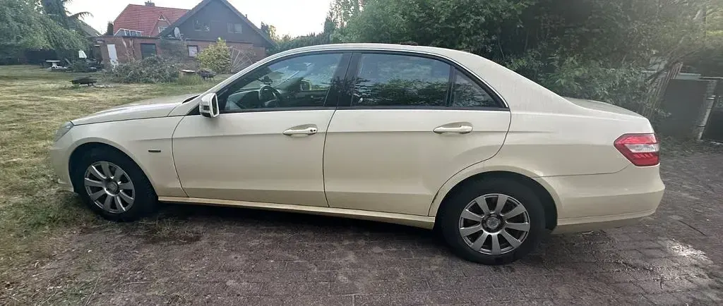 Gebraucht Mercedes E200 136 PS (100 kW) 2011 Beige Limousine