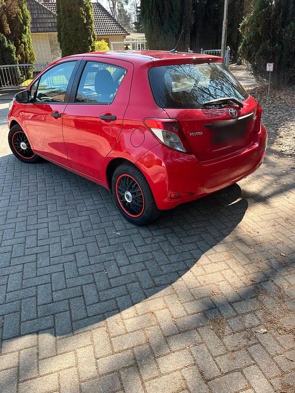 Gebraucht Toyota Yaris 70 PS (51 kW) 2012 Rot Kleinwagen