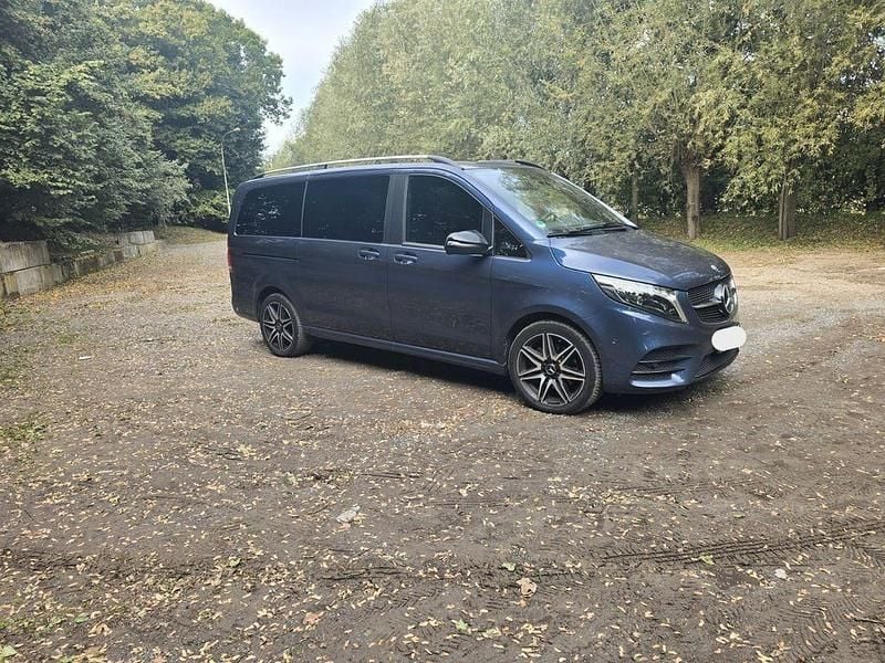 Blau Gebraucht 2023 Mercedes V250 Avantgarde Van / Kleinbus | 46.000 € (Guter Preis) - Bild 1/4
