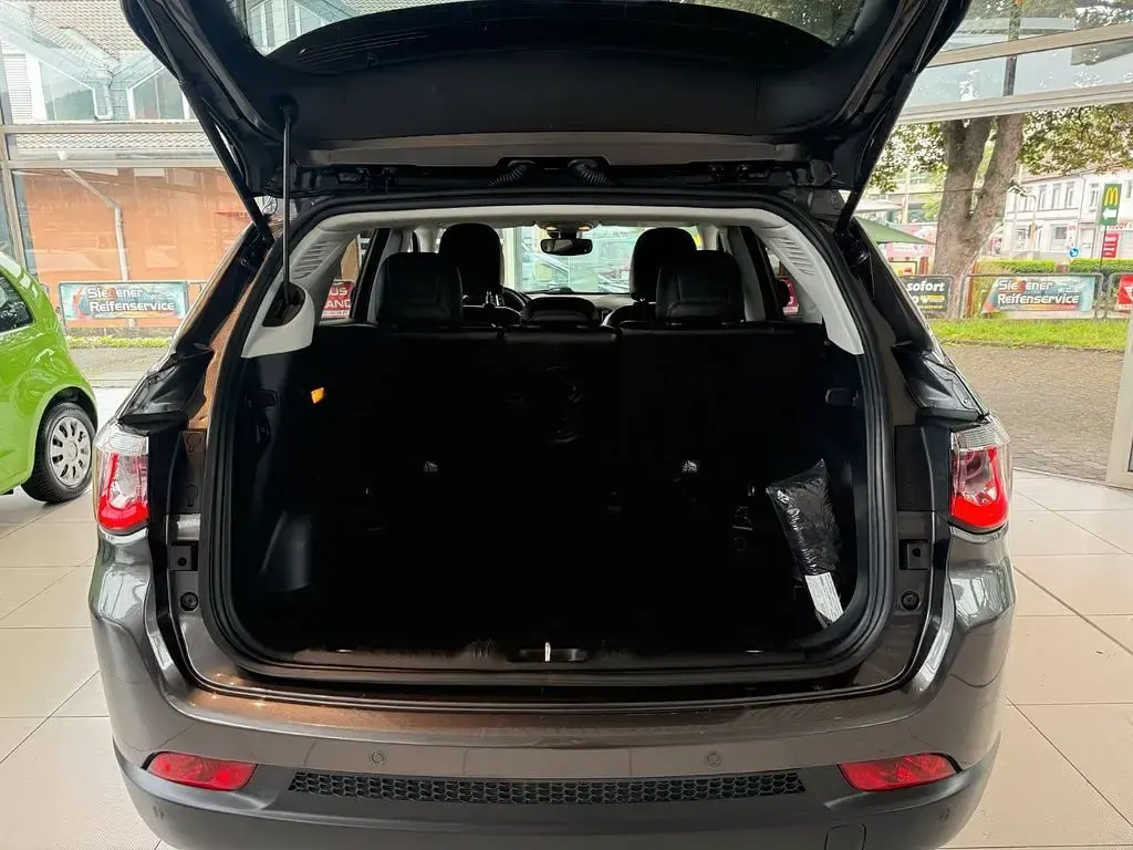 Gebraucht Jeep Compass Limited 140 PS (102 kW) 2019 Grau SUV