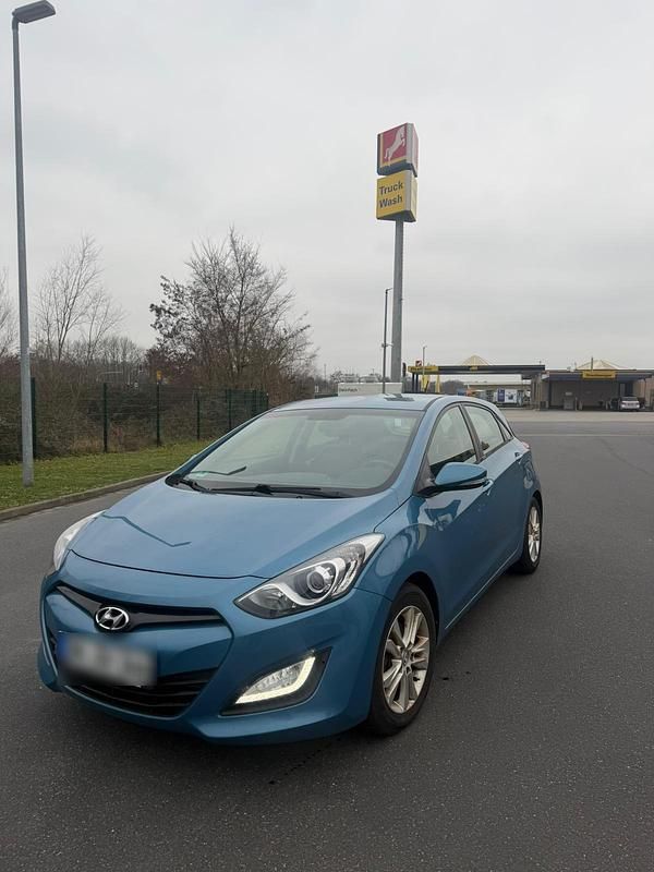 Gebraucht Hyundai i30 99 PS (72 kW) 2012 Blau Limousine