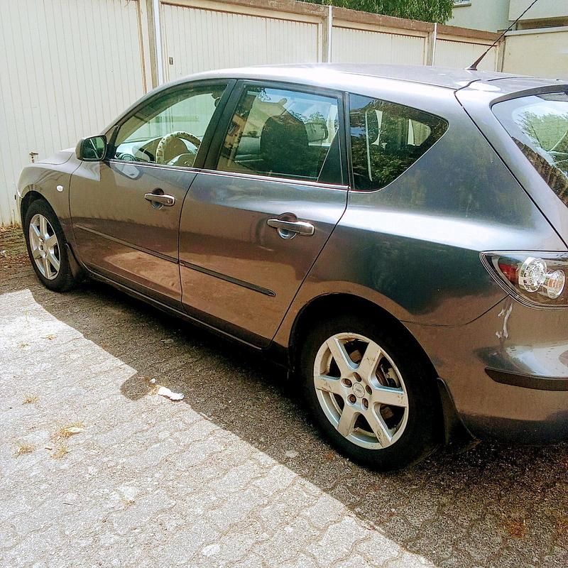 Silber Gebraucht 2007 Mazda 3 Limousine | 3.850 € (Etwas zu teuer) - Bild 1/4